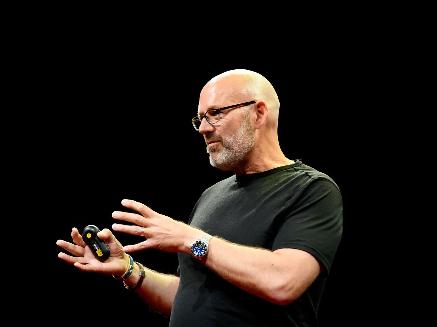 Frank Rohde speaking on stage